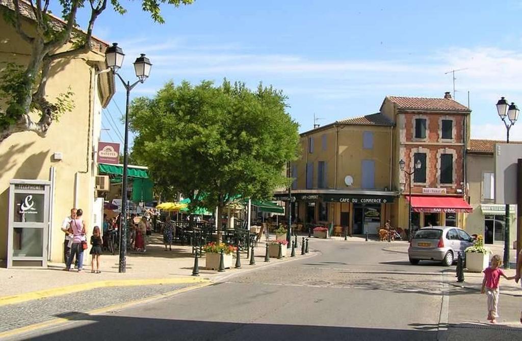 Le Mas De L'Amandier Saint-Saturnin-les-Avignon Exterior photo