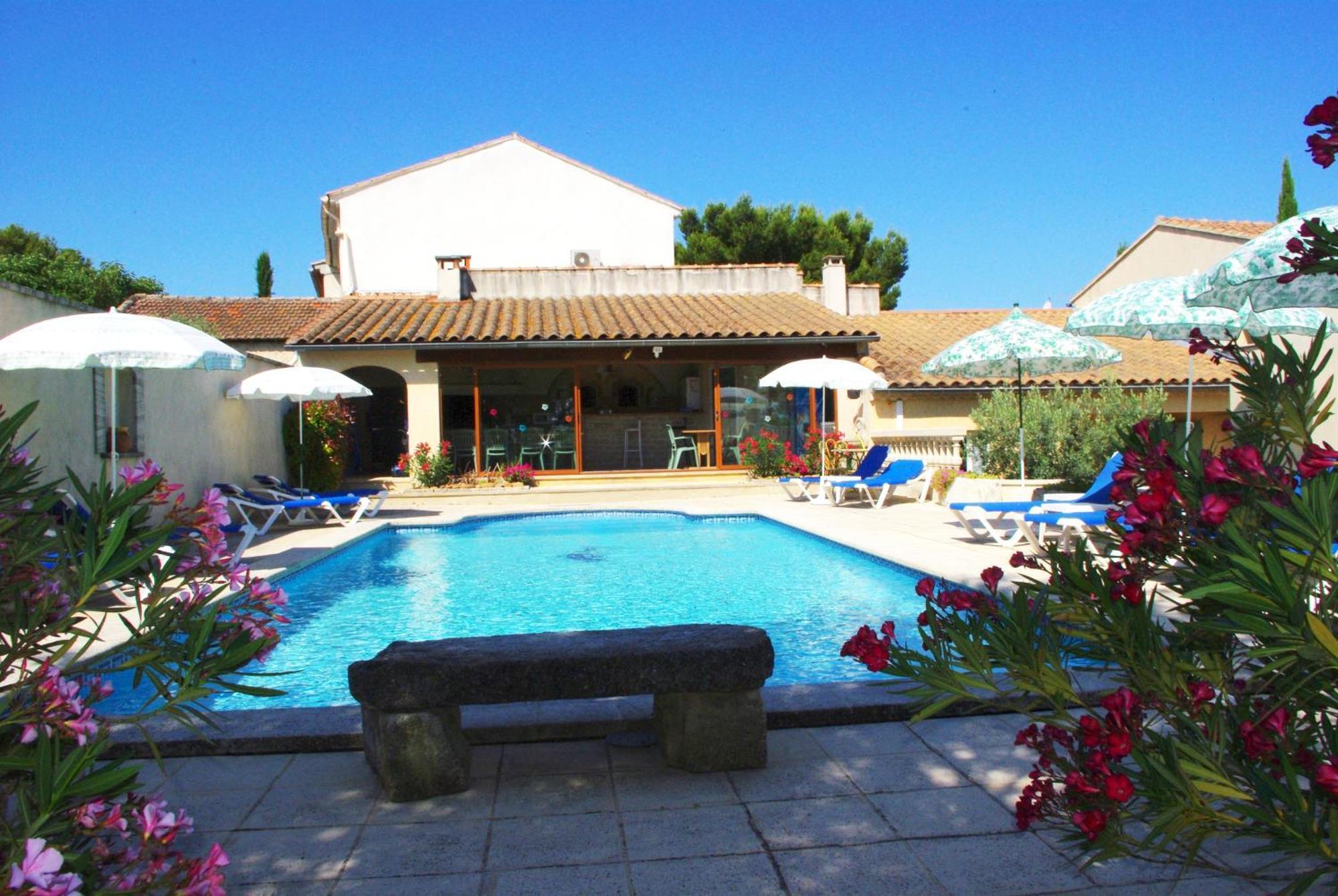 Le Mas De L'Amandier Saint-Saturnin-les-Avignon Exterior photo