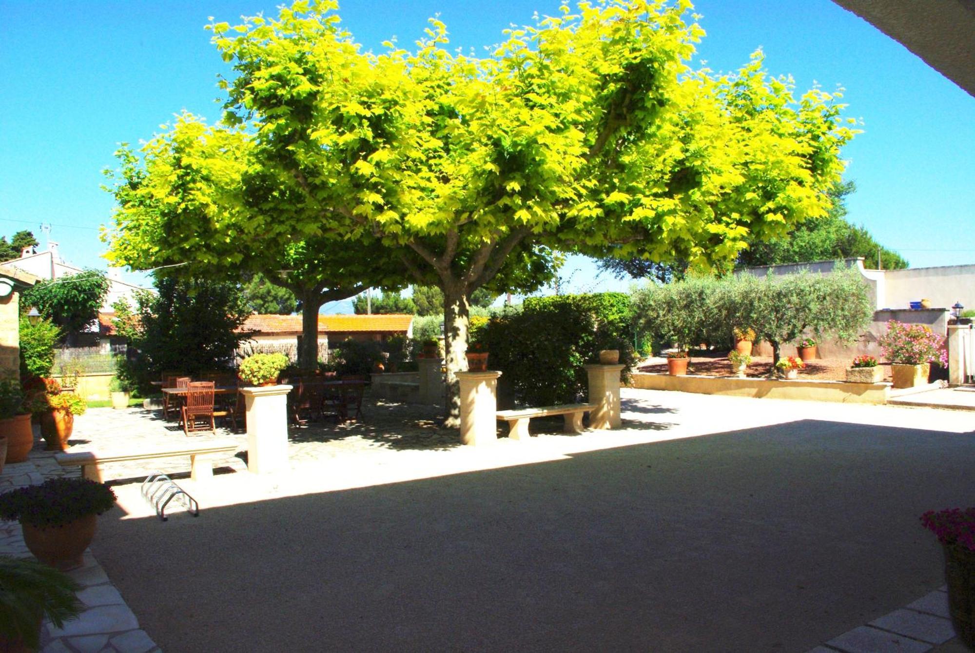 Le Mas De L'Amandier Saint-Saturnin-les-Avignon Exterior photo