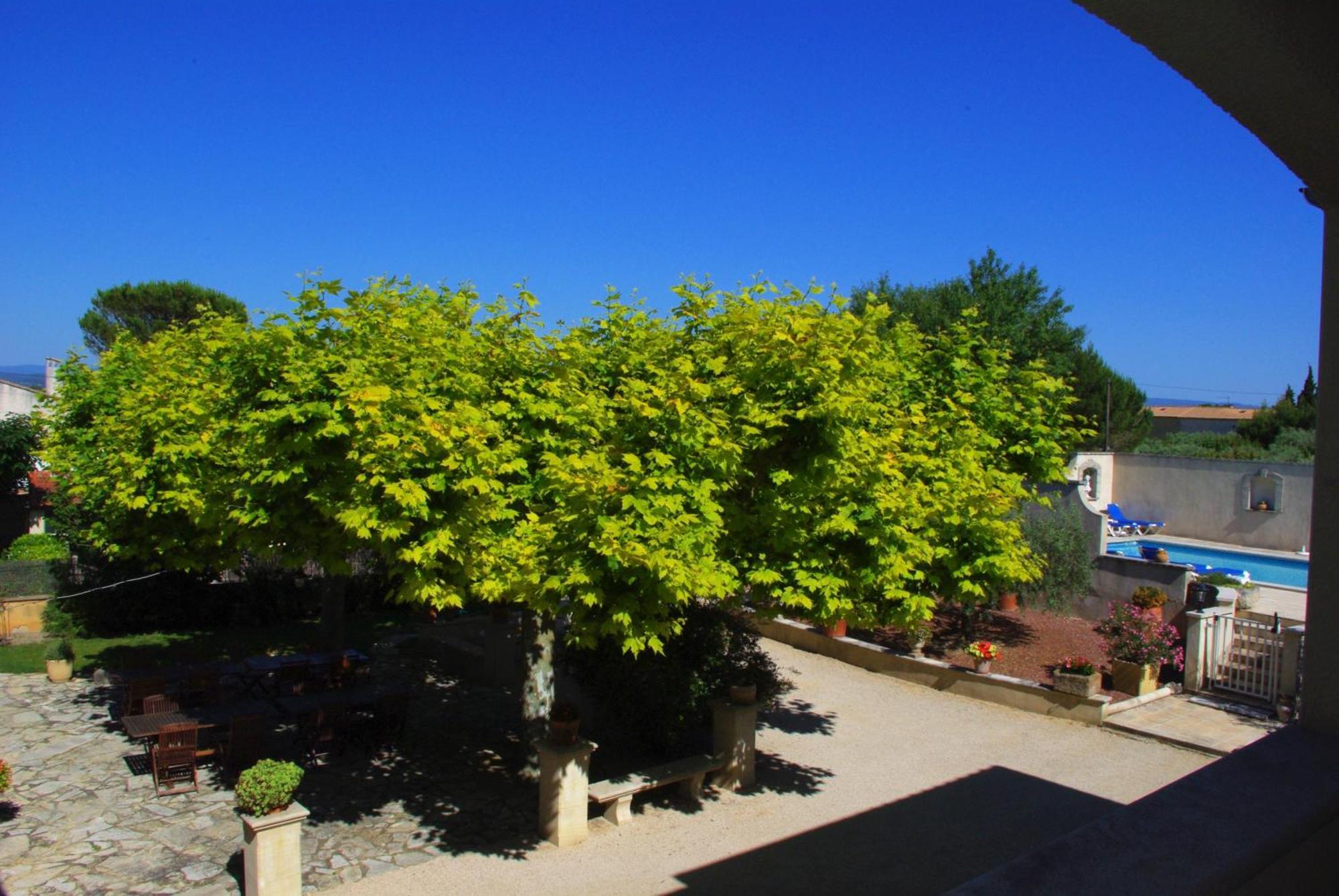 Le Mas De L'Amandier Saint-Saturnin-les-Avignon Exterior photo