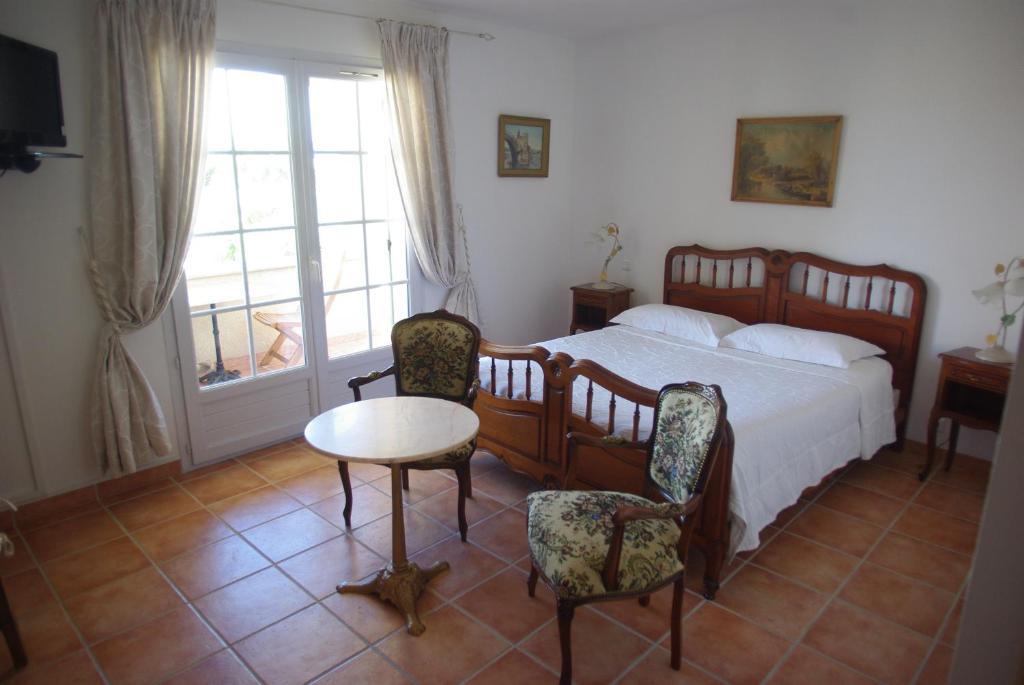 Le Mas De L'Amandier Saint-Saturnin-les-Avignon Room photo